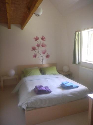 隆德泽尔Verreveld的一间卧室配有一张带紫色毛巾的床