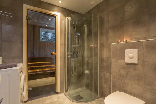 阿尔塔GLØD Boutique Apartment的带淋浴和卫生间的浴室