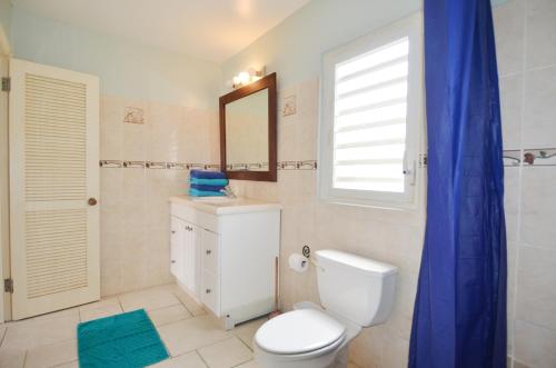 辛普森湾Pelican Pearl的一间带卫生间、水槽和镜子的浴室