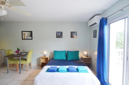 辛普森湾Pelican Pearl的一间卧室配有一张带蓝色枕头的床和一张桌子