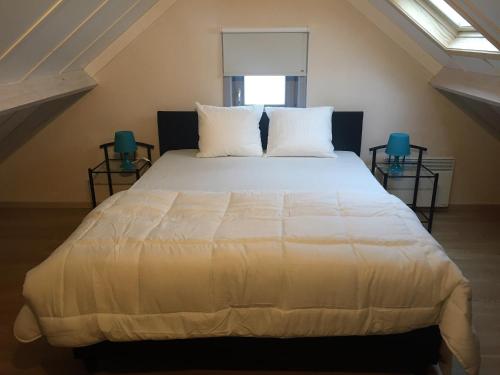 Vissershuisjes Wenduine-De Haan客房内的一张或多张床位