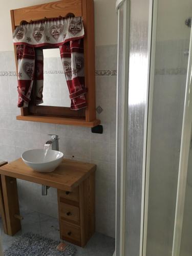 巴切诺Le samantine的一间带水槽和镜子的浴室