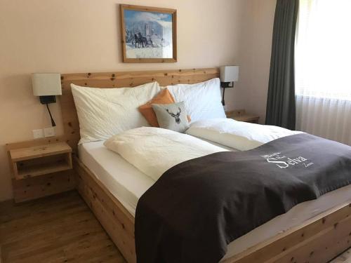 策尔内茨塞尔瓦比萨店酒店的一间卧室配有一张带2个床头柜的大床