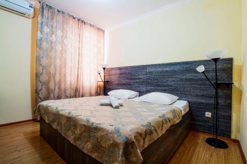 阿斯塔纳贝莱科特旅馆的一间卧室配有一张大床和木制床头板