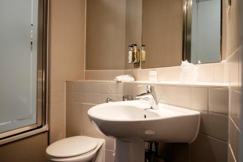 伦敦富勒疯帽子酒店的一间带水槽、卫生间和镜子的浴室