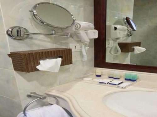 黑角大西洋宫殿酒店的一间带水槽和镜子的浴室