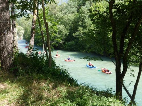 卡斯特拉讷Huttopia Gorges du Verdon的河上一群人