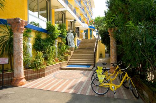 利多迪耶索罗拿破仑酒店的停在大楼前的一辆黄色自行车
