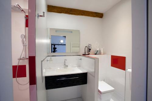 Saint-MesmesLes Tournelles - Chambres d'hôtes的白色的浴室设有水槽和镜子