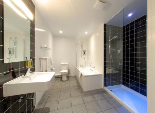 哈罗盖特皇冠酒店的一间带水槽、淋浴和卫生间的浴室