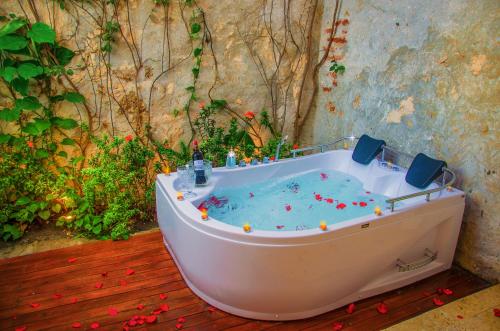 卡塔赫纳Casa Pizarro Hotel Boutique的甲板上装满蓝色水的浴缸