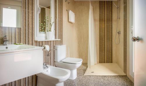 蓬费拉达Hostal San Miguel的浴室配有卫生间、盥洗盆和淋浴。
