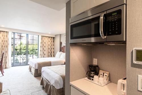 檀香山威基基海滩波利尼西亚酒店的酒店客房配有两张床和微波炉。