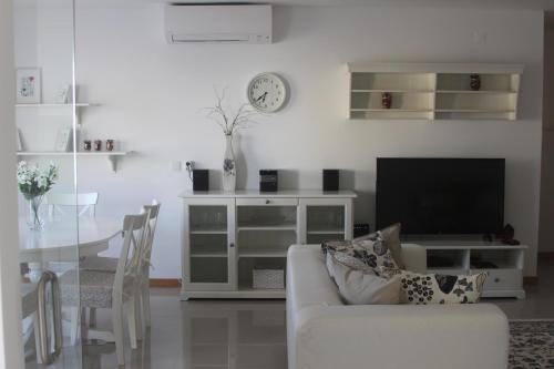 阿尔布费拉Anna - Maria Apartments的客厅配有白色沙发和电视