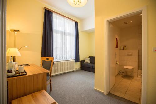 博尔库姆瓦尔德泽格拉芙酒店的客房设有书桌和带浴室的客房。