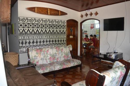 博阿维斯塔Hostel Roraima的带沙发和电视的客厅