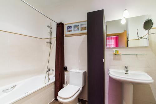 瓦伦西亚瓦伦西亚生活公寓 - 默塞德的浴室配有白色卫生间和盥洗盆。