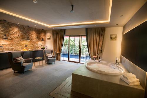 伊斯坦布尔24城市阁楼酒店的客房内的浴室设有大浴缸