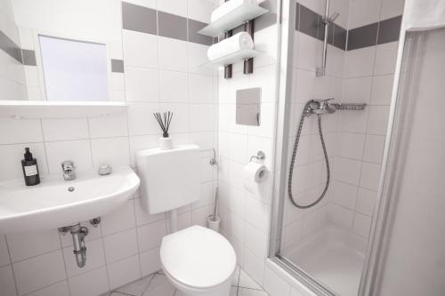 维也纳我的下一个校园旅馆的白色的浴室设有卫生间和淋浴。