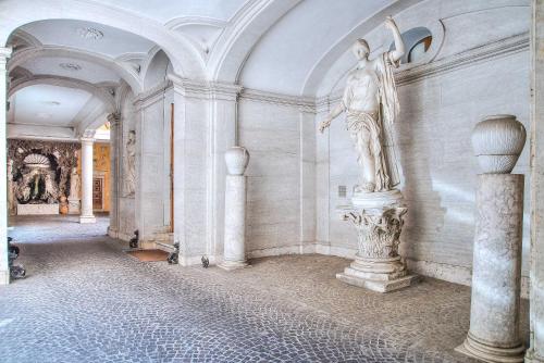 罗马特雷维罗马套房住宿加早餐旅馆的墙上一个男人的雕像
