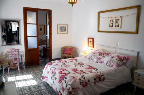 蒙特弗里奥Casa Montefrio的一间卧室配有一张带花卉床罩的床