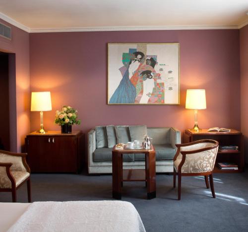 帕尔马杜帕克星际酒店的酒店客房设有沙发和桌子
