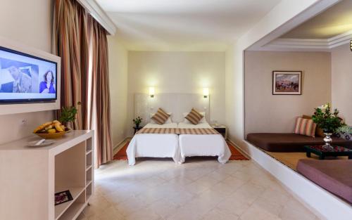 甘达坞伊港西贝尔阿罕布拉海滩高尔夫&Spa酒店的酒店客房,配有床和沙发