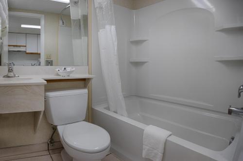 大洋城三角帆旅馆的浴室配有卫生间、浴缸和水槽。