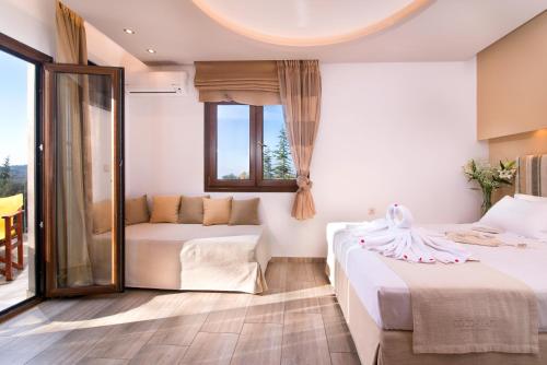 波托什Studios Apartments Irini Patira的酒店客房设有两张床和窗户。