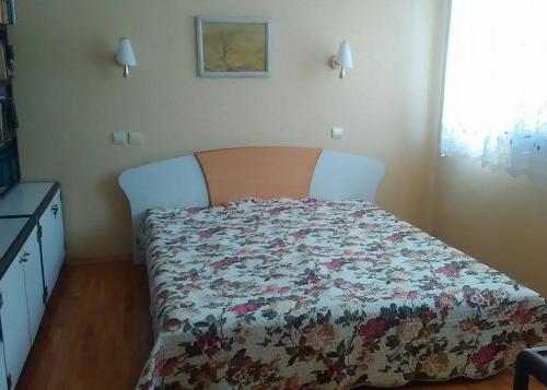 阿巴纳西Fenix Rooms的一间卧室配有一张带花卉床罩的床