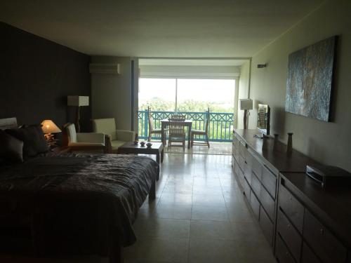 Cul de SacEuropean Luxur Tortola 5318的一间卧室配有一张床,客厅设有阳台