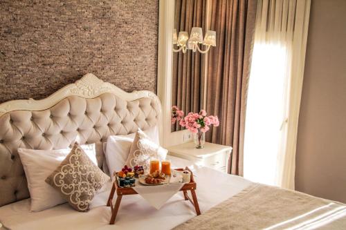 博德鲁姆艾纳精品酒店的卧室配有一张大白色的床和桌子