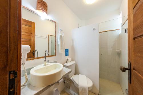 莫罗圣保罗巴西巴伊亚州酒店的白色的浴室设有水槽和卫生间。
