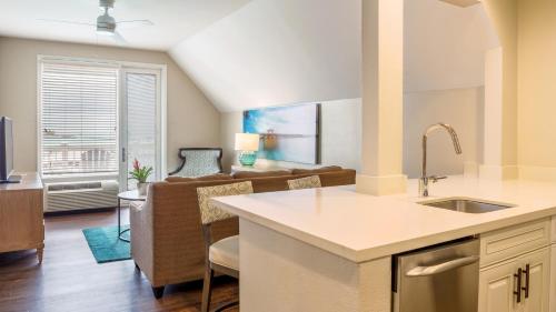 基韦斯特Opal Key Resort & Marina的厨房以及带沙发的起居室。
