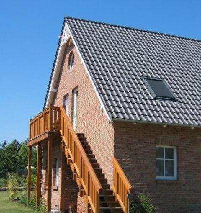 兰肯-格拉尼茨Fewo-Kroeger的砖屋,上面有木楼梯