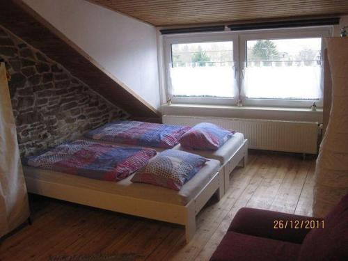 布兰肯海姆Ferienwohnungen-Willrich-Ferienwohnung-2的带2扇窗户的客房内的2张床
