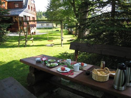 HermsdorfFerienwohnung-1的院子里带食物的野餐桌