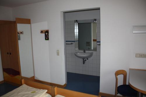斯图加特斯图加特国际青年旅舍的一间带水槽和镜子的浴室