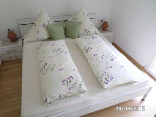 奥贝里德希勒姆尔-斯托克尔度假屋的一张带三个枕头的白色床