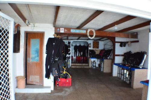 波尔多·格尼拉卡普特恩格雷格斯潜水度假汽车旅馆的一间设有车库的房间,里面挂着衣服