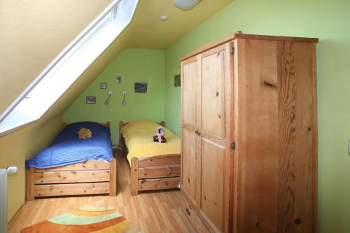 埃尔察赫Elzachferien的一间卧室设有两张床和大窗户