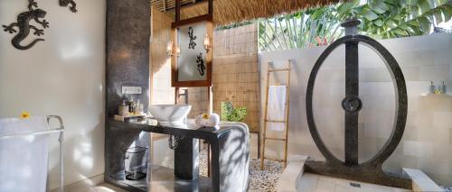 巴厘岛艾湄海滩棕榈花园及Spa度假酒店的一间浴室
