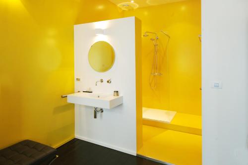 安特卫普卡瓦住宿加早餐酒店的黄色的浴室设有水槽和淋浴