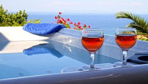 瓦西里科斯女伯爵别墅酒店的两杯酒坐在游泳池边