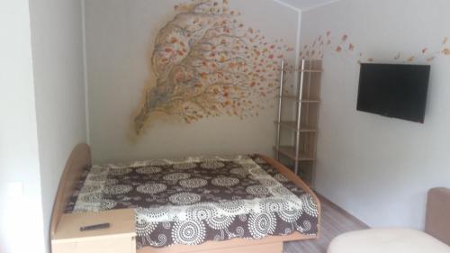 斯文托伊Ošupio poilsis的卧室配有一张床,墙上挂有绘画作品