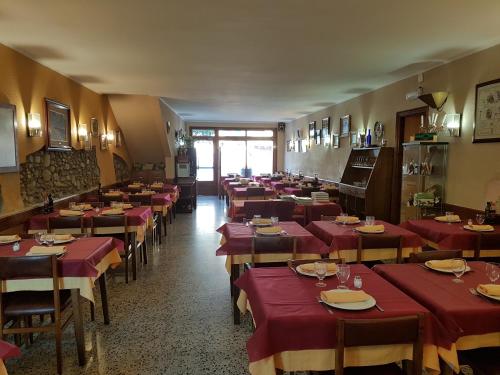 圣玛丽亚-德帕劳托尔德拉图罗得霍姆酒店的一间设有红色桌布的餐桌的用餐室