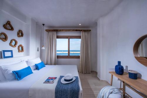 赫索尼索斯Cosmopolis Crete Suites的一间卧室设有一张床,享有海景