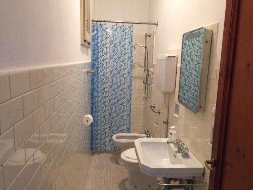 蒙特卡蒂尼泰尔梅普契尼别墅度假屋的一间带卫生间和水槽的浴室