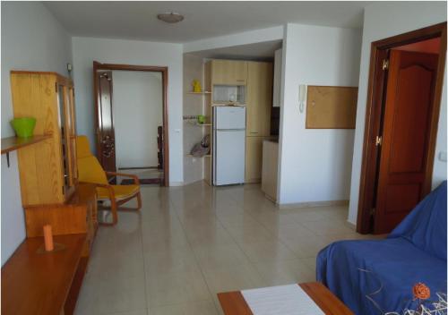 罗萨里奥港Apartamento aeropuerto playa的一间带冰箱的客厅和一间厨房