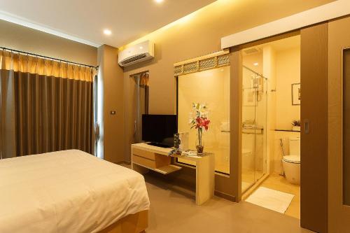Ban Khi Sua绿点公寓酒店的一间卧室配有一张床,浴室设有淋浴。